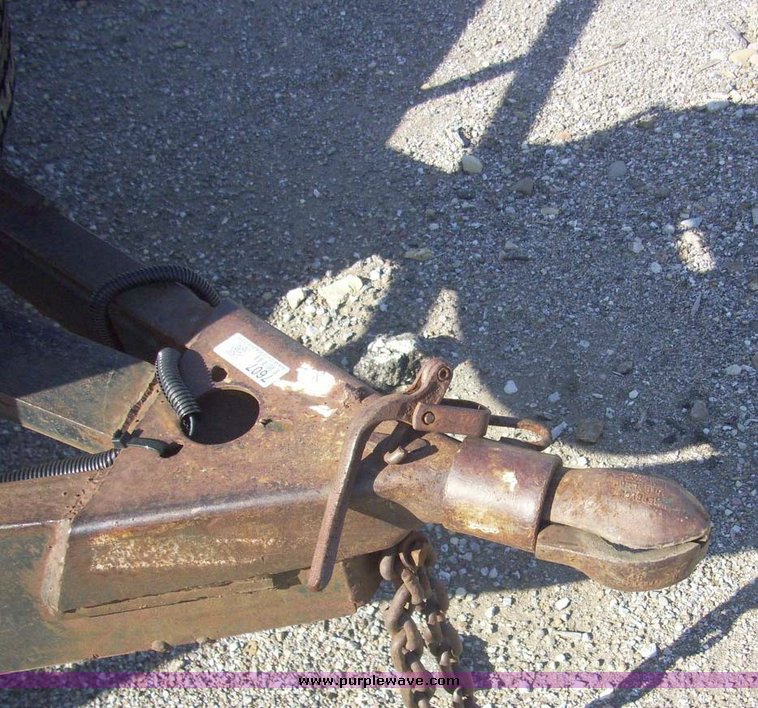 image for item 7607 1993 Gold 27' tandem axle trailer