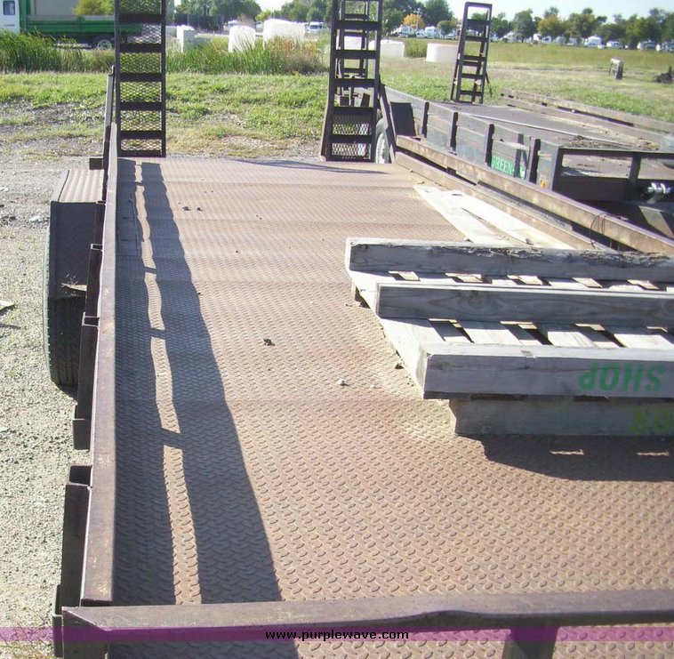 image for item 7607 1993 Gold 27' tandem axle trailer