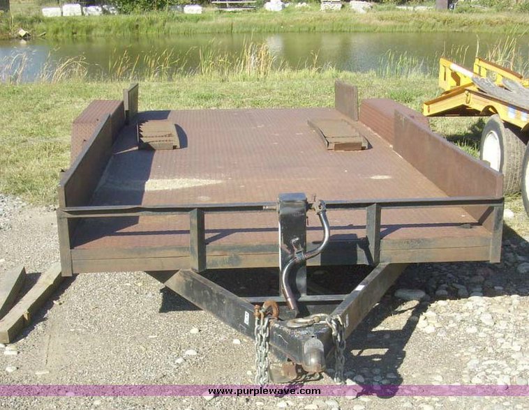image for item 7611 1993 Gold 22' tandem axle trailer