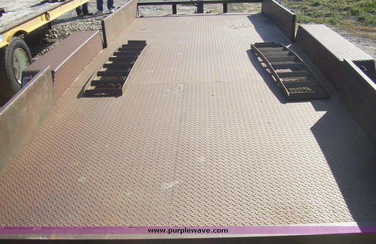 image for item 7611 1993 Gold 22' tandem axle trailer