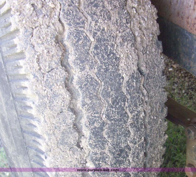 image for item 7611 1993 Gold 22' tandem axle trailer