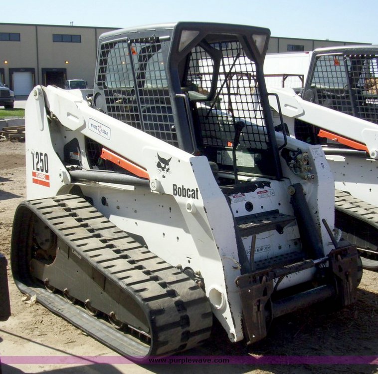 image for item 7661 2005 Bobcat T-250 skid steer