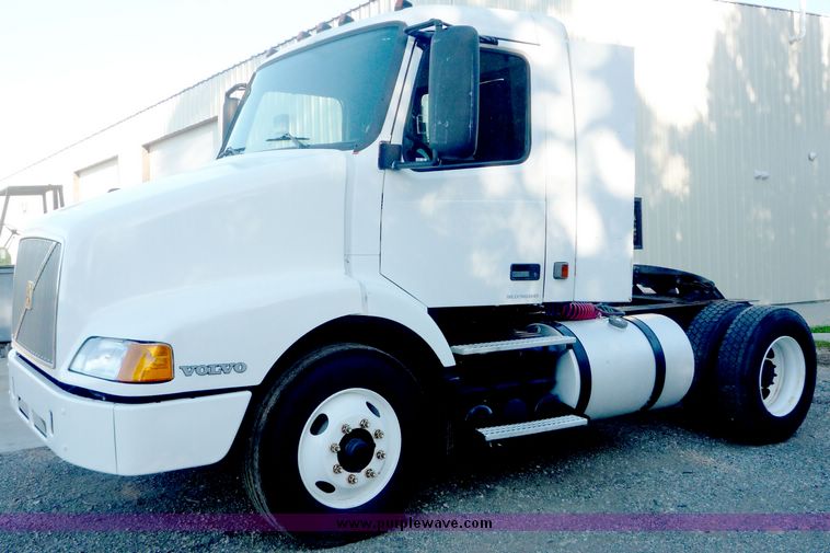 image for item 2149 1999 Volvo VN tractor truck