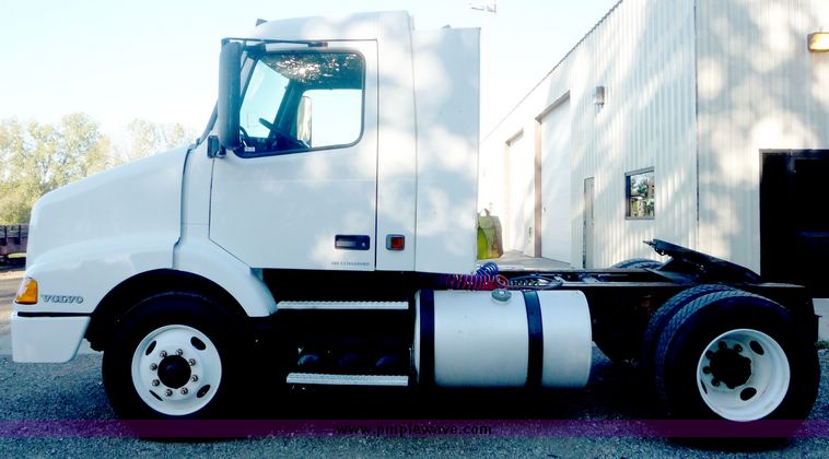image for item 2149 1999 Volvo VN tractor truck