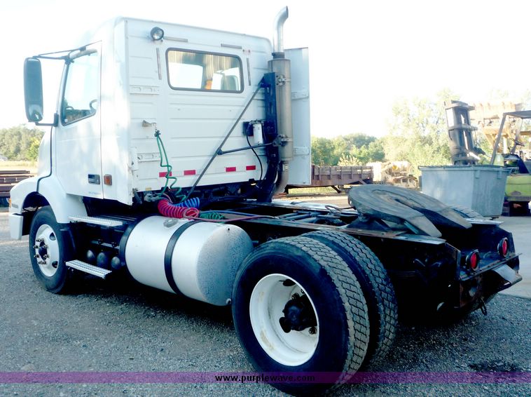 image for item 2149 1999 Volvo VN tractor truck