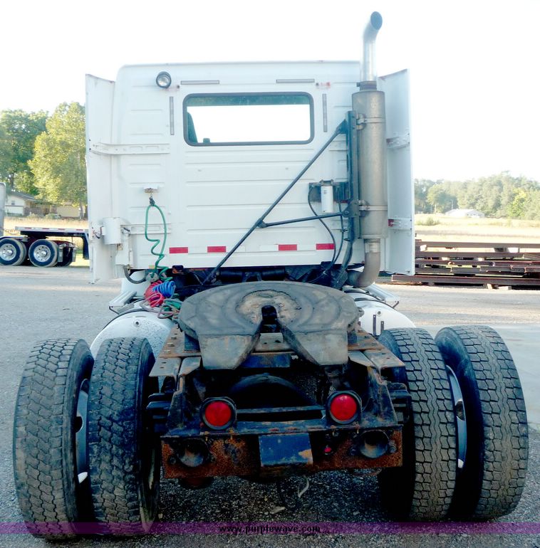 image for item 2149 1999 Volvo VN tractor truck