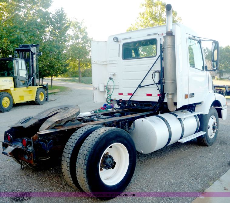 image for item 2149 1999 Volvo VN tractor truck