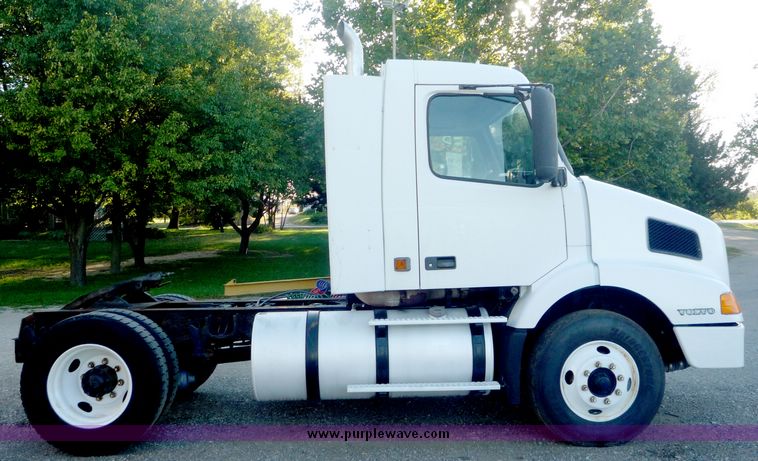 image for item 2149 1999 Volvo VN tractor truck