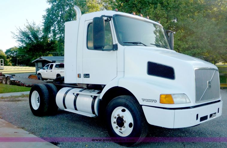 image for item 2149 1999 Volvo VN tractor truck
