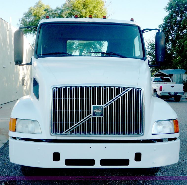 image for item 2149 1999 Volvo VN tractor truck