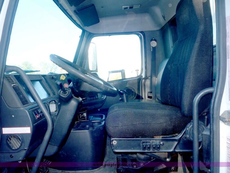 image for item 2149 1999 Volvo VN tractor truck