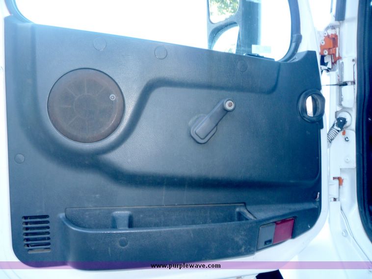 image for item 2149 1999 Volvo VN tractor truck