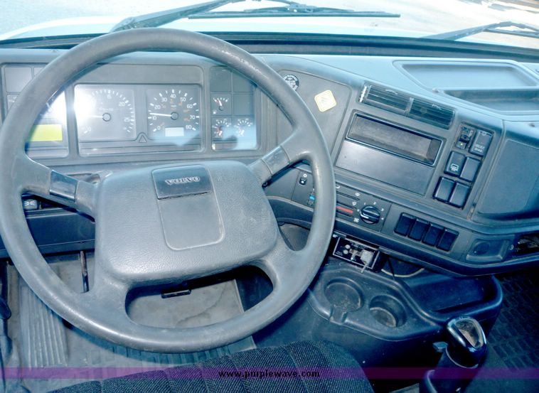 image for item 2149 1999 Volvo VN tractor truck