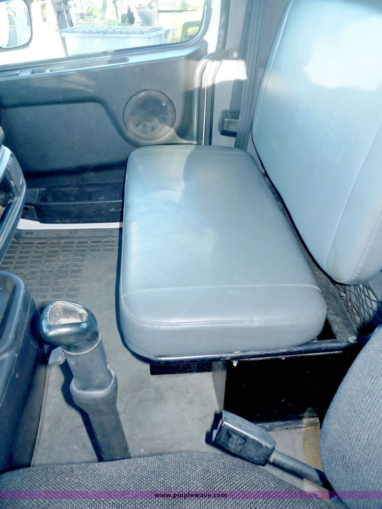 image for item 2149 1999 Volvo VN tractor truck