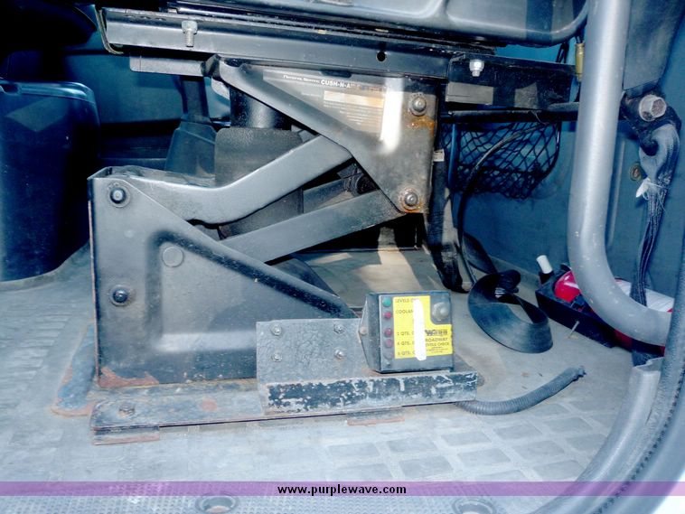 image for item 2149 1999 Volvo VN tractor truck