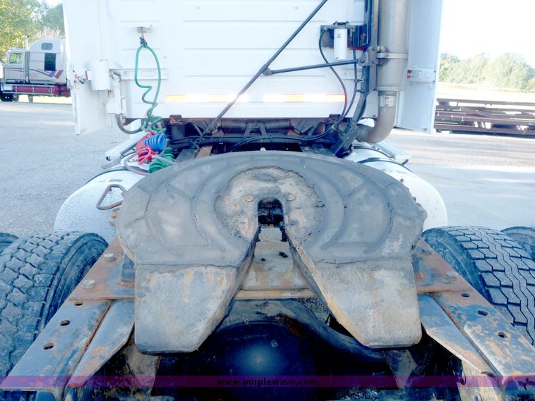 image for item 2149 1999 Volvo VN tractor truck