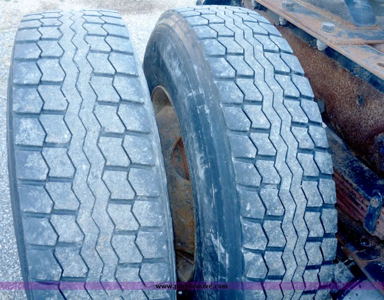 image for item 2149 1999 Volvo VN tractor truck