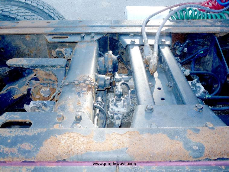 image for item 2149 1999 Volvo VN tractor truck