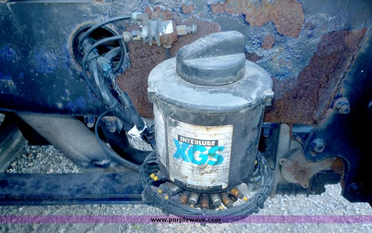 image for item 2149 1999 Volvo VN tractor truck