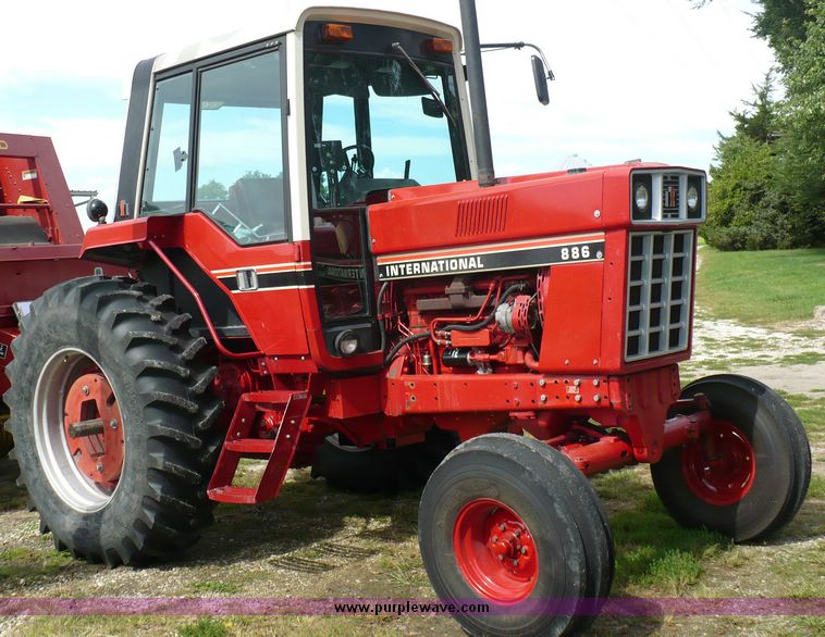 image for item 3734 1981 International 886 tractor