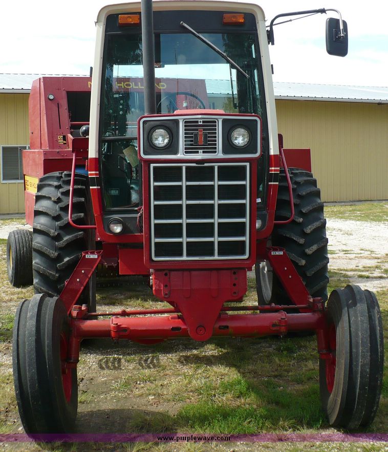 image for item 3734 1981 International 886 tractor