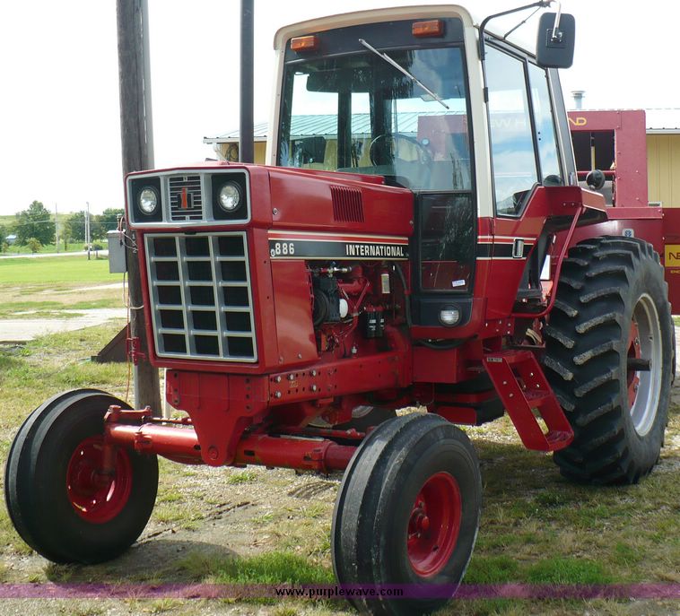 image for item 3734 1981 International 886 tractor