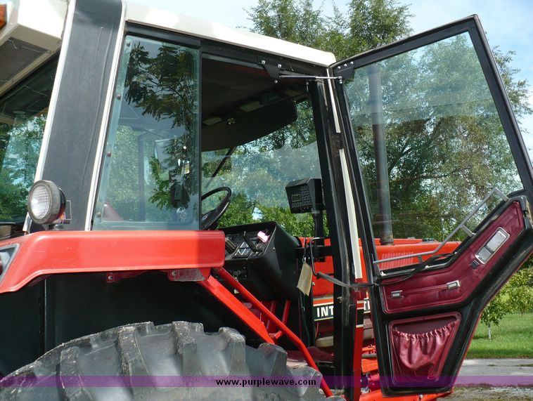 image for item 3734 1981 International 886 tractor