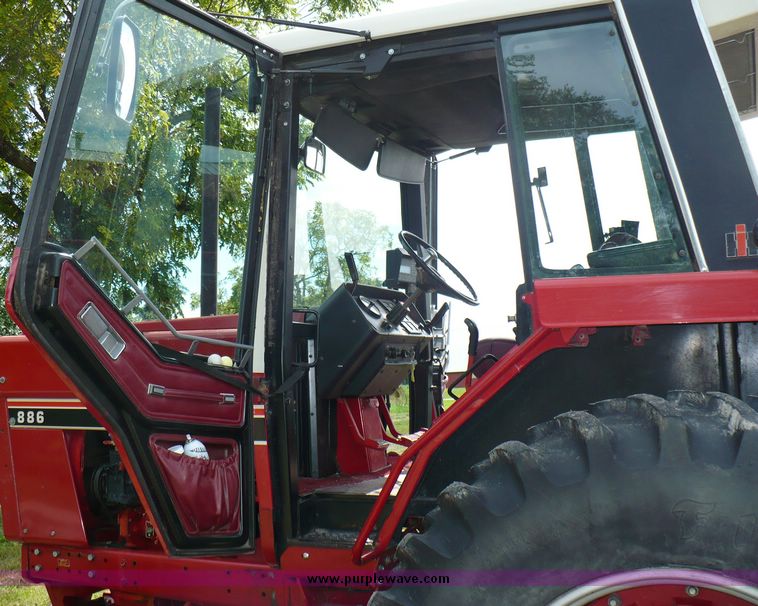 image for item 3734 1981 International 886 tractor
