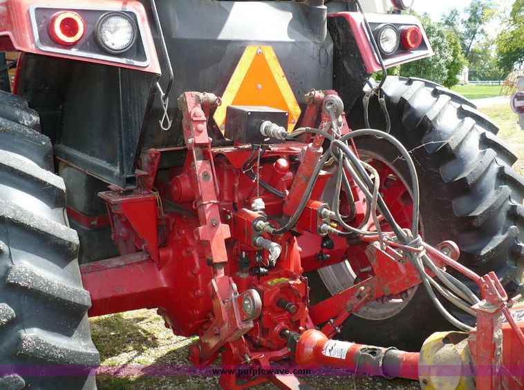 image for item 3734 1981 International 886 tractor