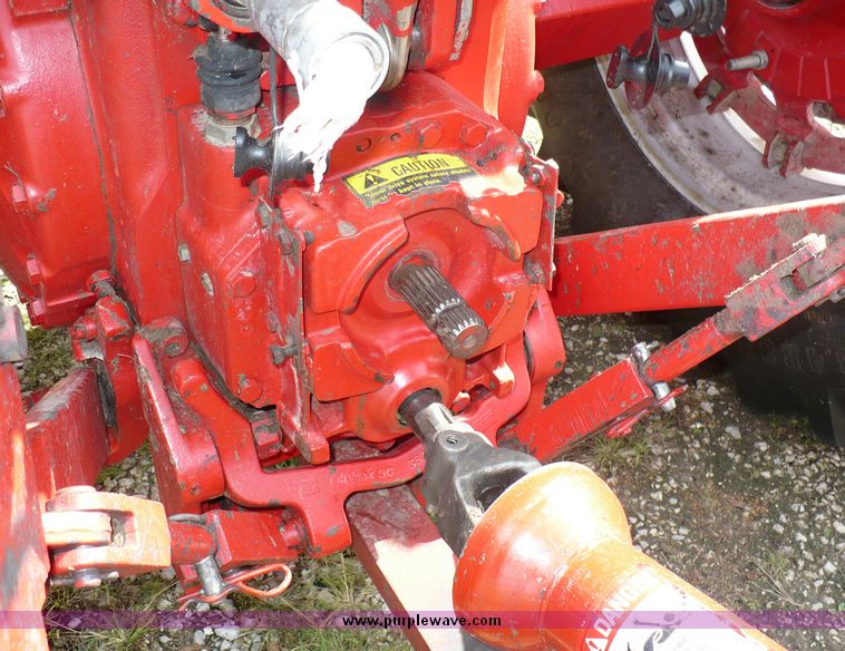 image for item 3734 1981 International 886 tractor