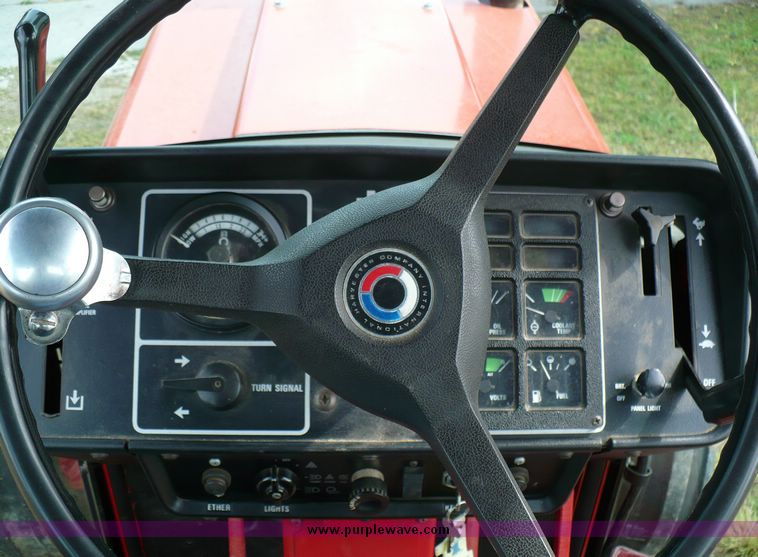 image for item 3734 1981 International 886 tractor