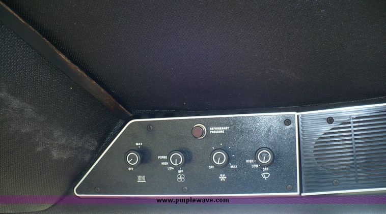 image for item 3734 1981 International 886 tractor