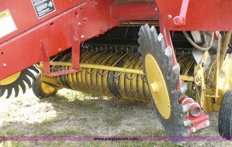 image for item 3736 1995 New Holland 660 round baler