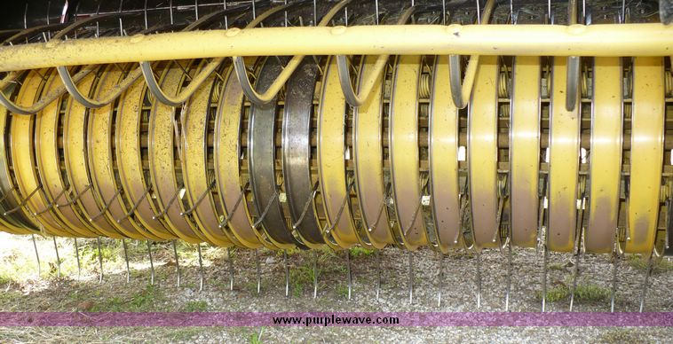 image for item 3736 1995 New Holland 660 round baler