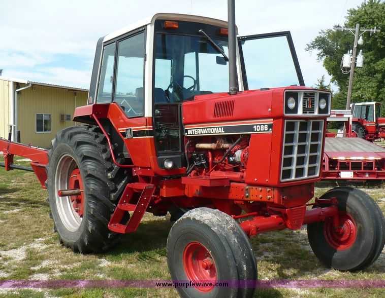 image for item 3737 1978 International 1086 tractor