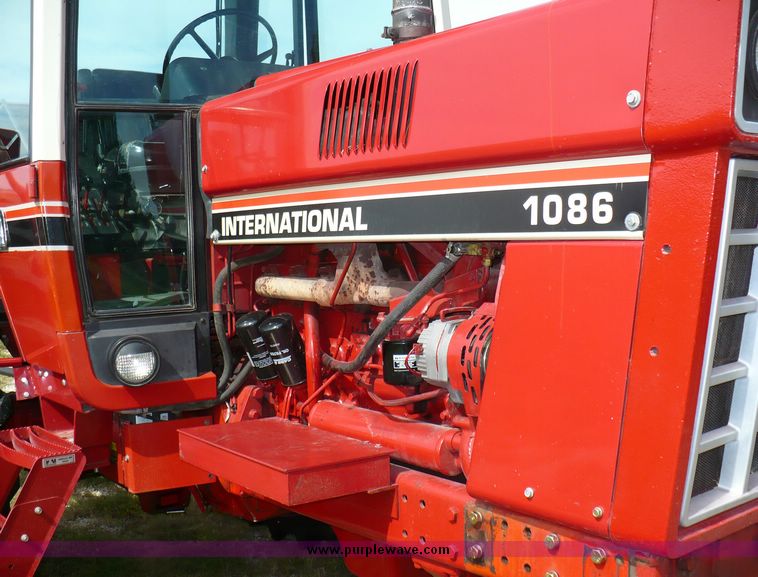 image for item 3737 1978 International 1086 tractor