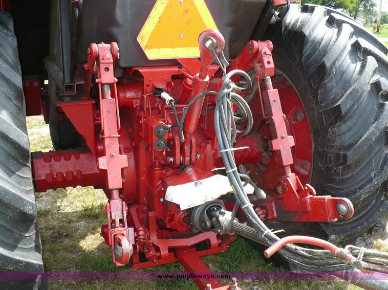 image for item 3737 1978 International 1086 tractor