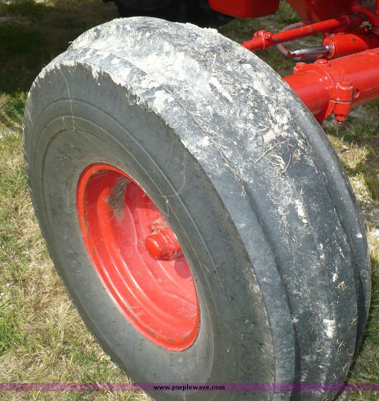 image for item 3737 1978 International 1086 tractor