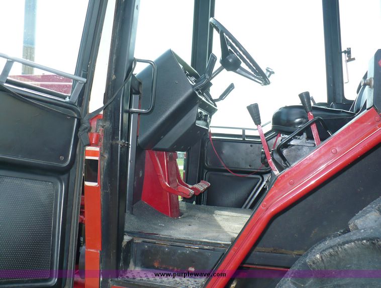 image for item 3737 1978 International 1086 tractor