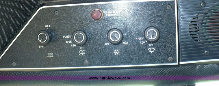 image for item 3737 1978 International 1086 tractor