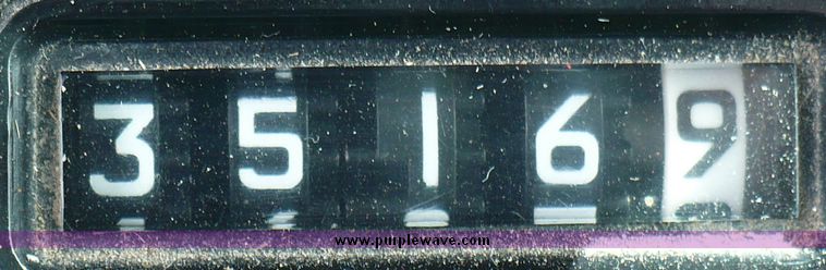 image for item 3737 1978 International 1086 tractor