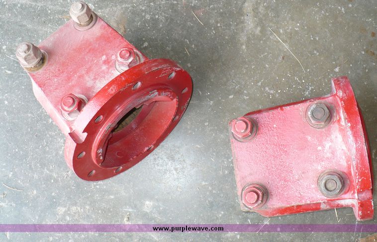 image for item 3741 Dual hubs for International tractor