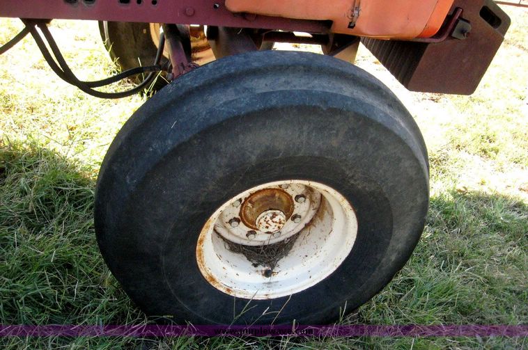 image for item 6390 1974 Allis Chalmers 7040 tractor