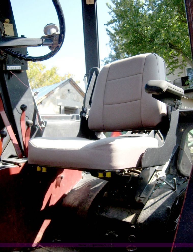 image for item 6390 1974 Allis Chalmers 7040 tractor