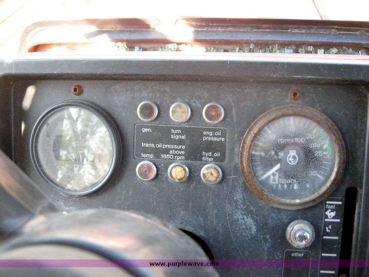 image for item 6390 1974 Allis Chalmers 7040 tractor