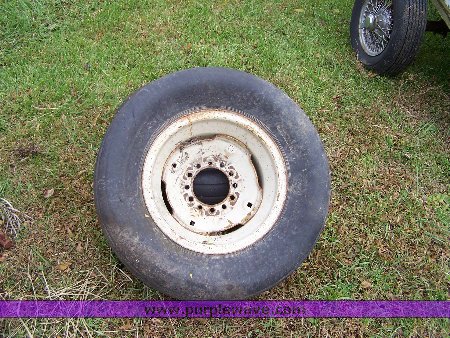 image for item 9507 (2) 11.00x15 flotation tires