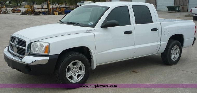 image for item 2064 2005 Dodge Dakota Quad Cab SLT pickup truck