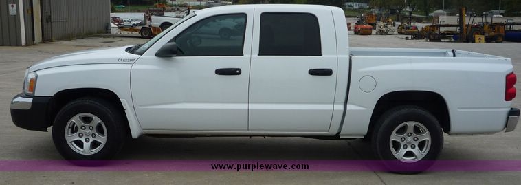 image for item 2064 2005 Dodge Dakota Quad Cab SLT pickup truck