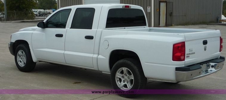 image for item 2064 2005 Dodge Dakota Quad Cab SLT pickup truck