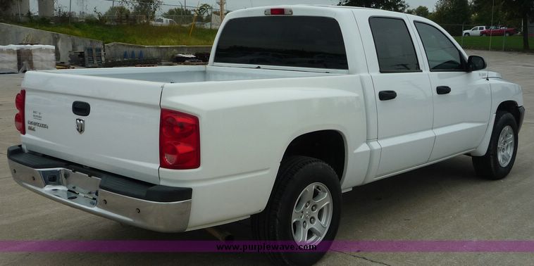 image for item 2064 2005 Dodge Dakota Quad Cab SLT pickup truck